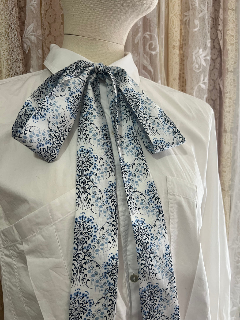 ‘Little Mari’ Blue and White Pussybow Tie Collar