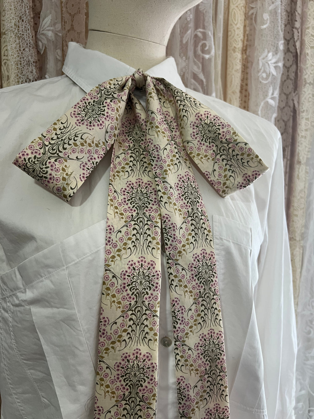 ‘Little Mari’ Green and Cream Pussybow Tie Collar