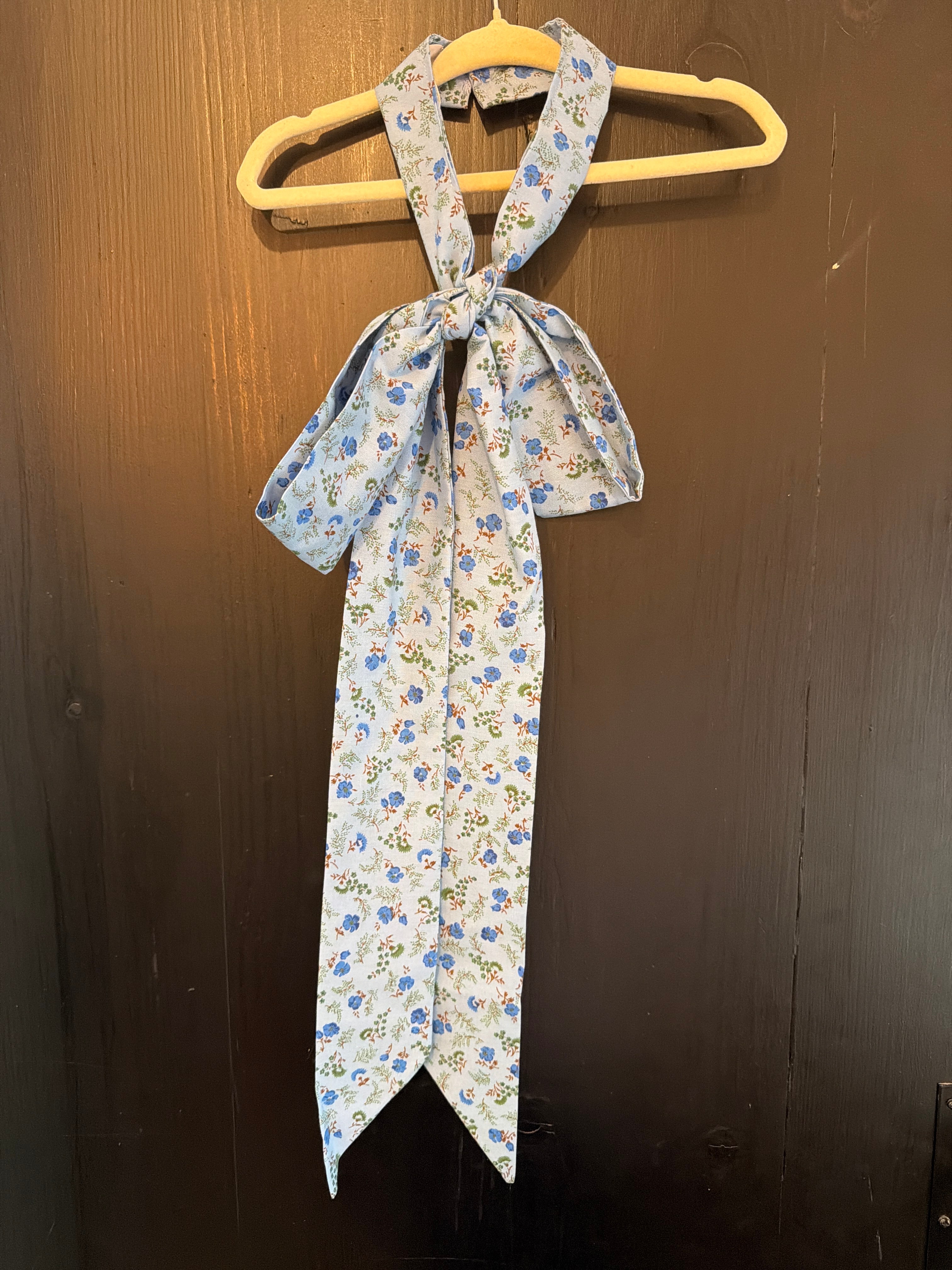 Blue Vintage Floral Pussybow Tie Collar