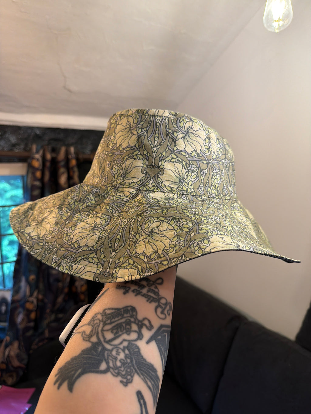 Wide brim hat 1