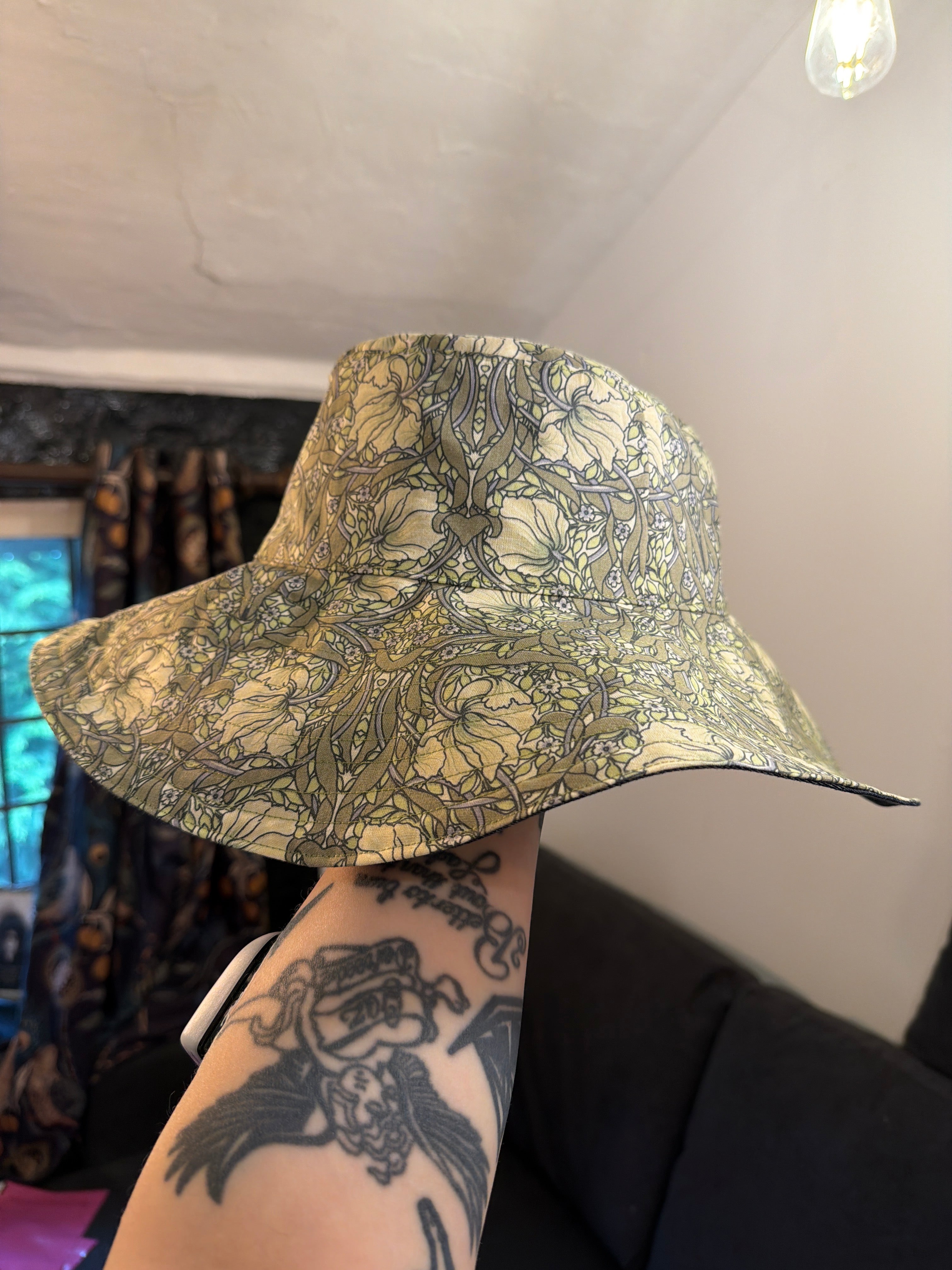 Wide brim hat 1