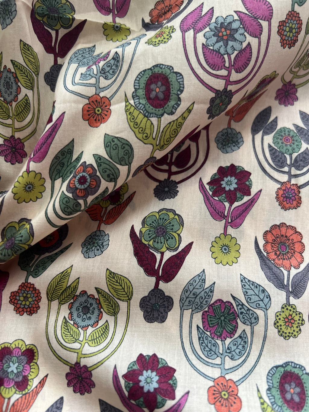 ‘Droxton’ Cheerful Blooms Pussybow Tie Collar