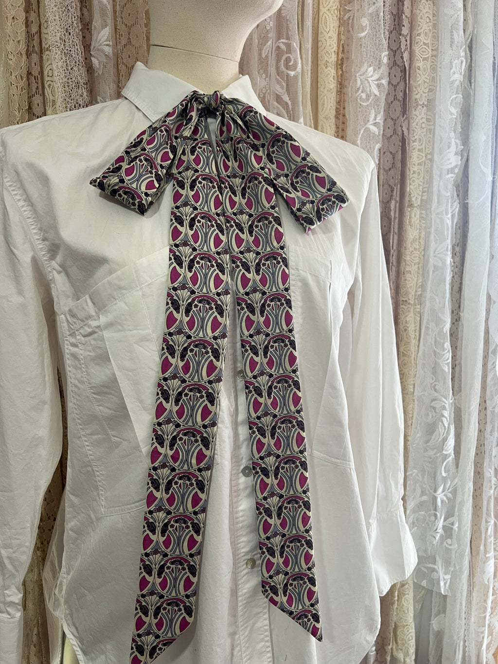 ‘Mauverina’ Art Nouveau Pink Pussybow Tie Collar