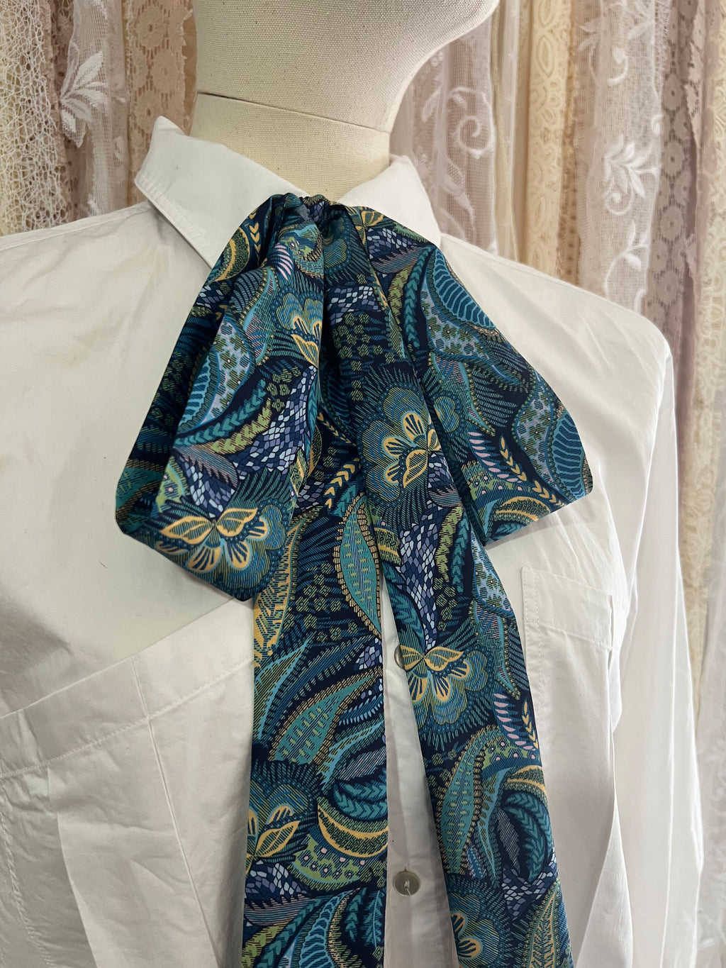 ‘Medusa’ Tana Lawn Pussybow Tie Collar