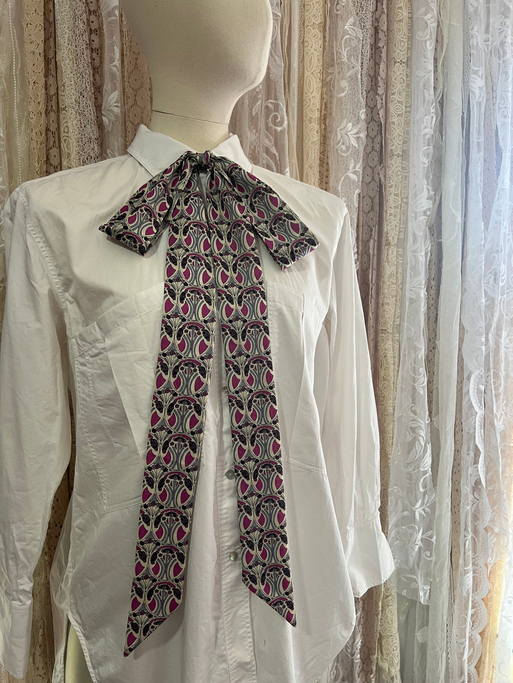 ‘Mauverina’ Art Nouveau Pink Pussybow Tie Collar