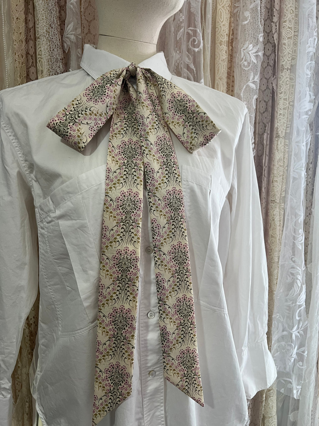 ‘Little Mari’ Green and Cream Pussybow Tie Collar