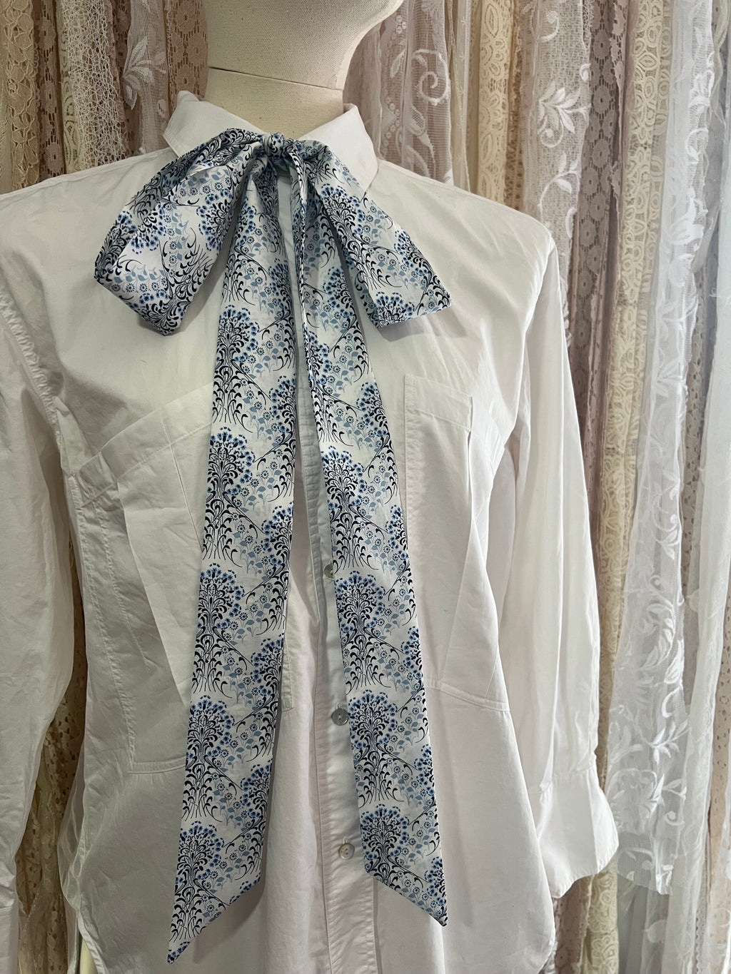 ‘Little Mari’ Blue and White Pussybow Tie Collar