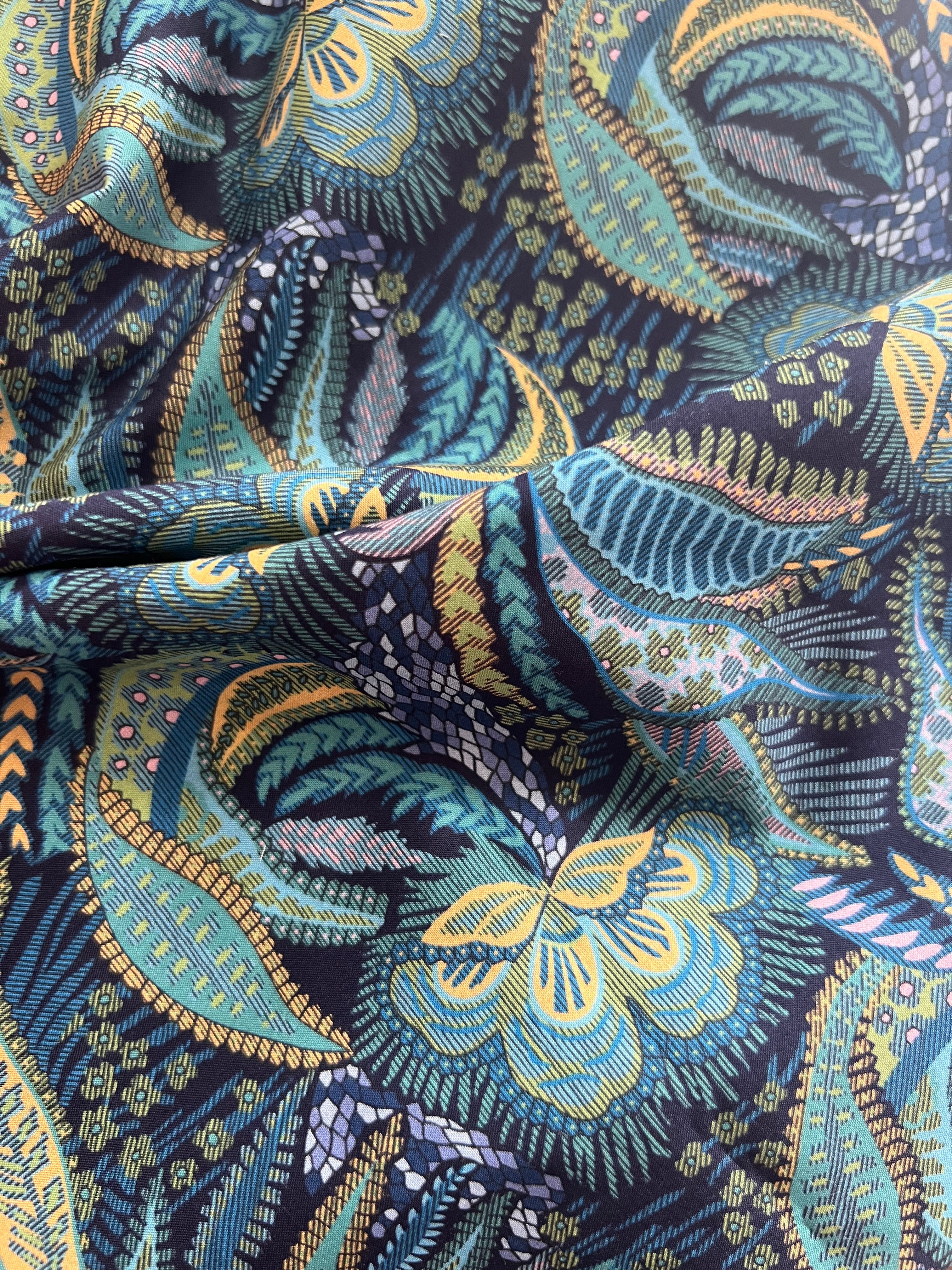 ‘Medusa’ Tana Lawn Pussybow Tie Collar