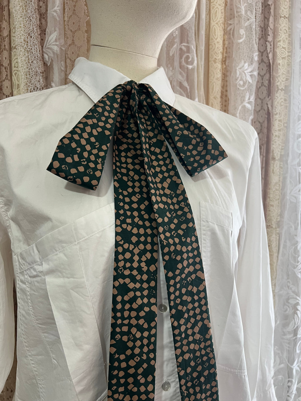 Deep Green Abstract Dot Pussybow Tie Collar