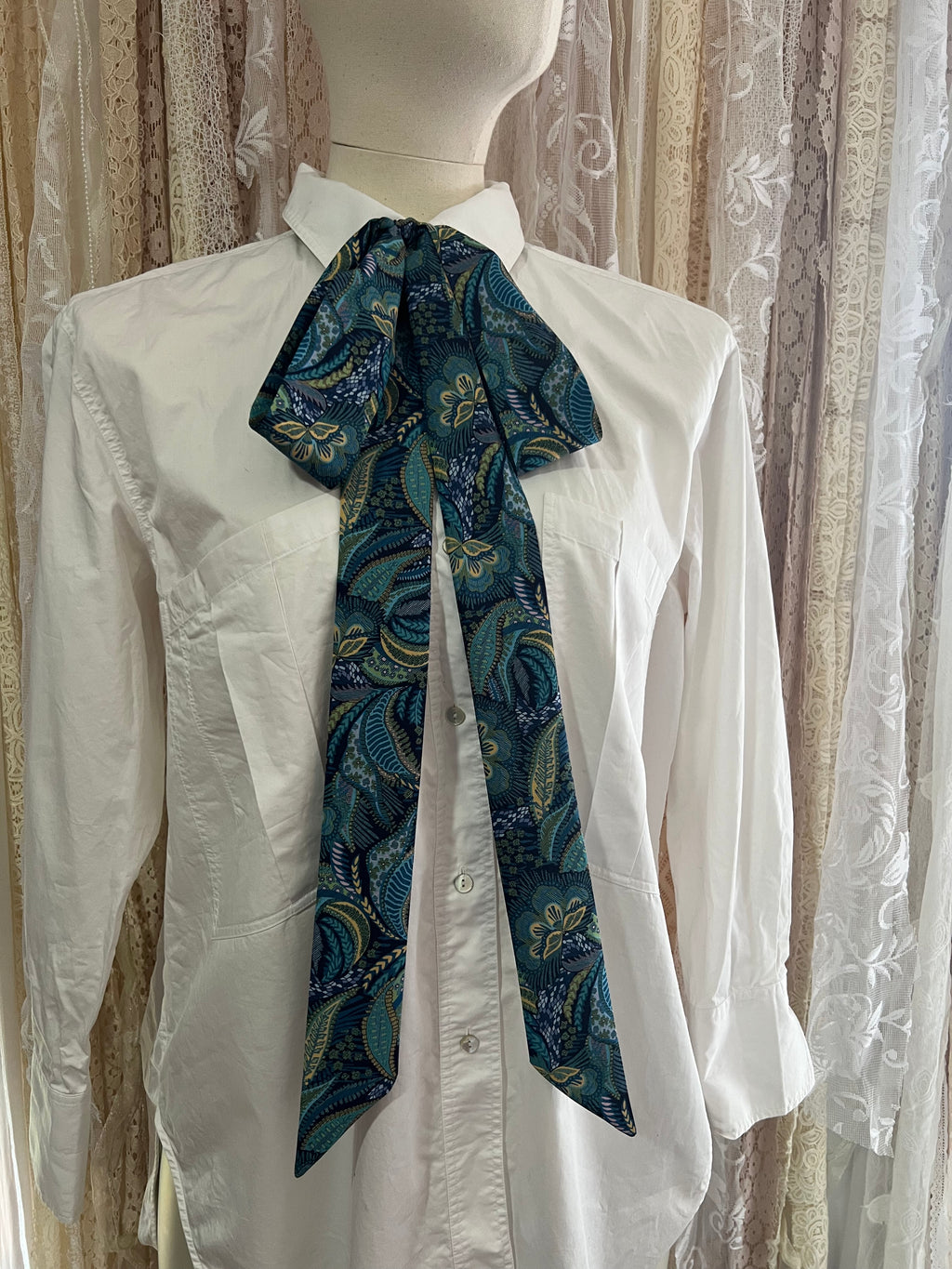 ‘Medusa’ Tana Lawn Pussybow Tie Collar