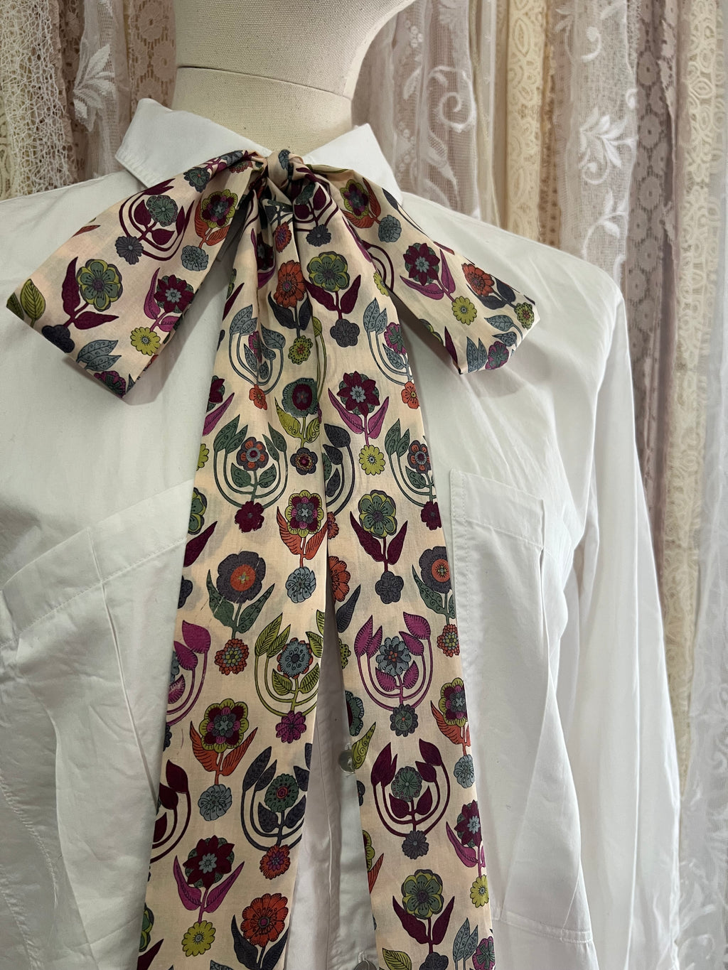 ‘Droxton’ Cheerful Blooms Pussybow Tie Collar