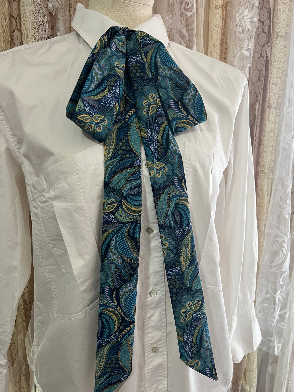 ‘Medusa’ Tana Lawn Pussybow Tie Collar