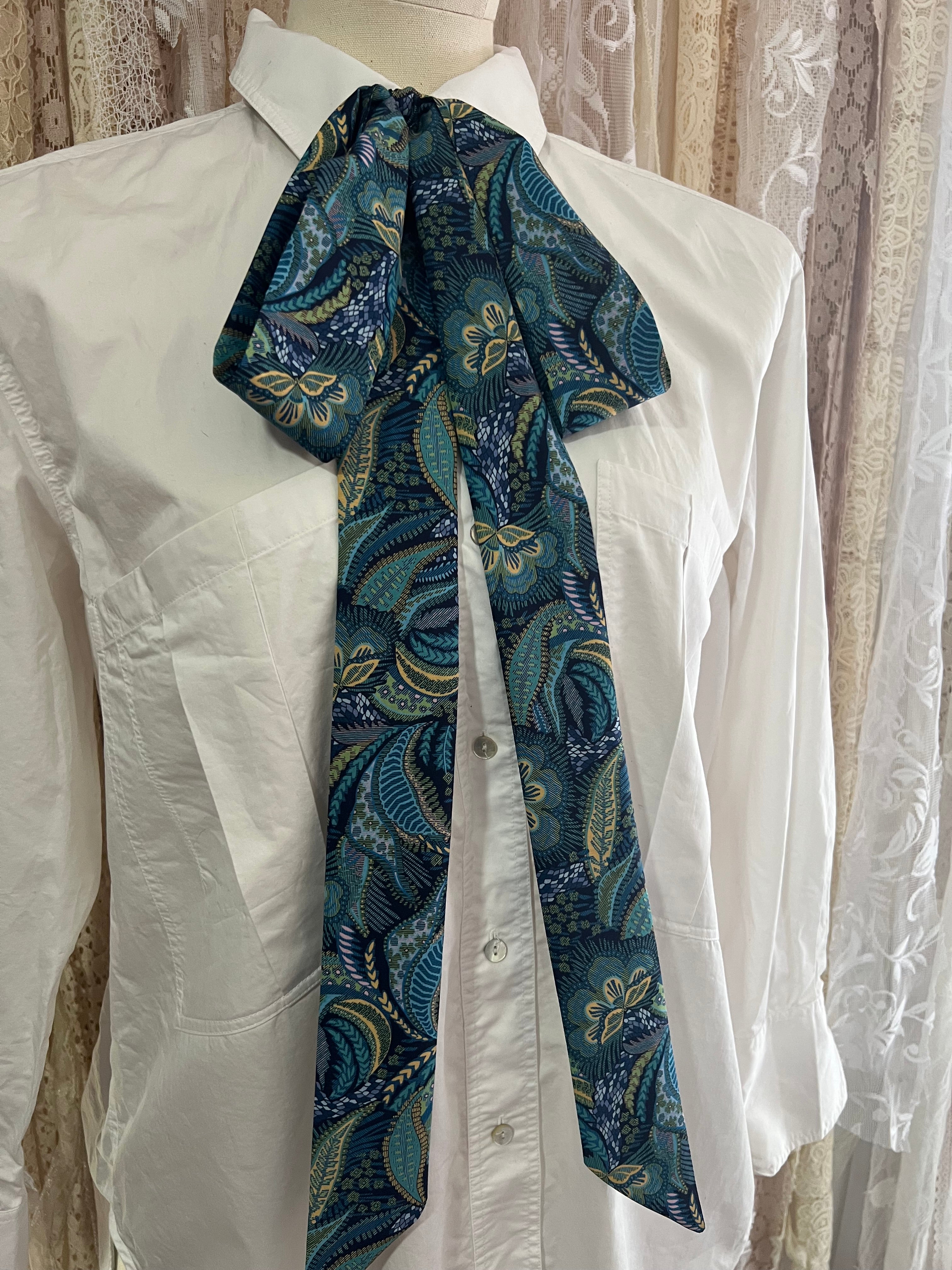 ‘Medusa’ Tana Lawn Pussybow Tie Collar