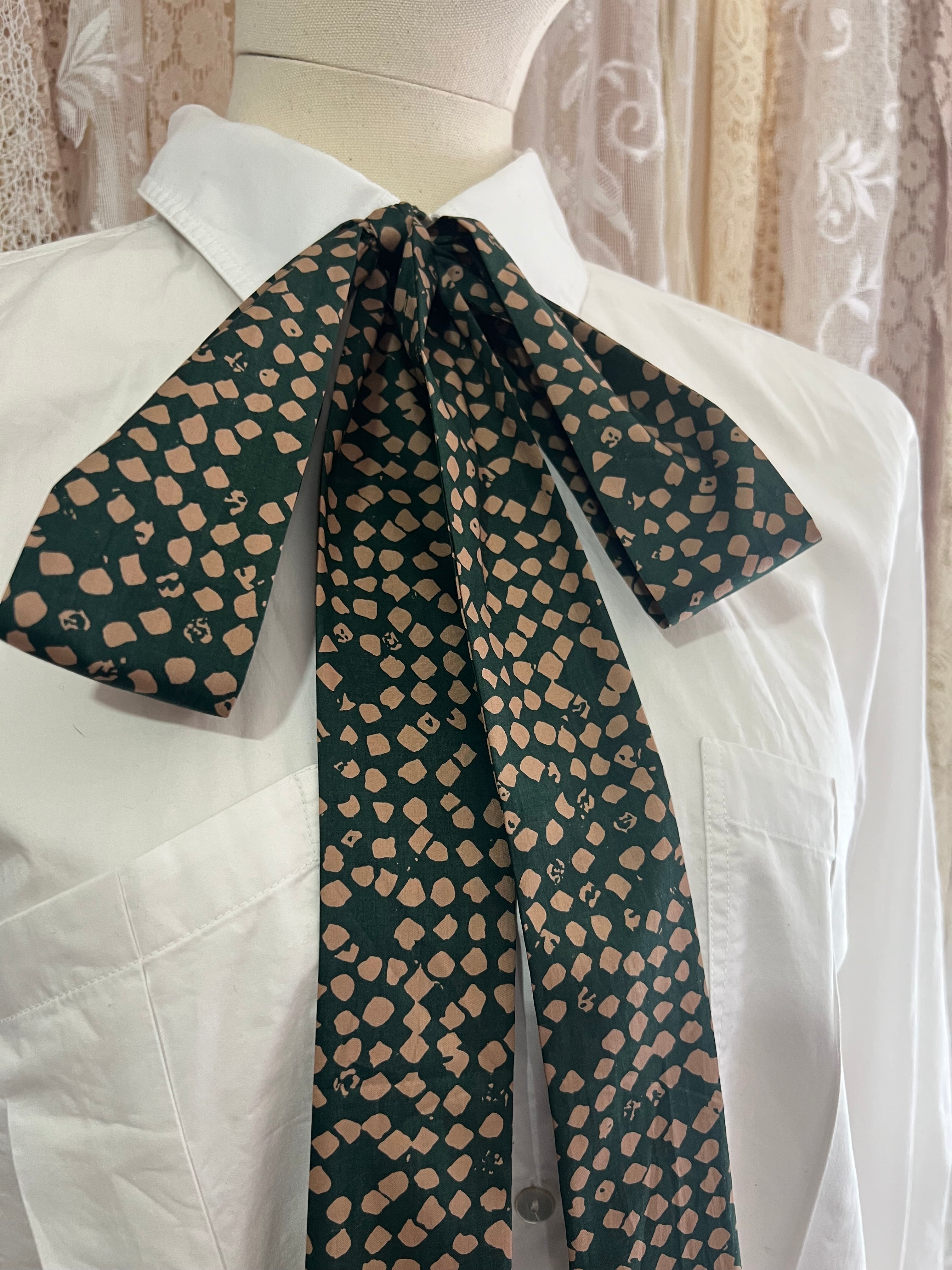 Deep Green Abstract Dot Pussybow Tie Collar