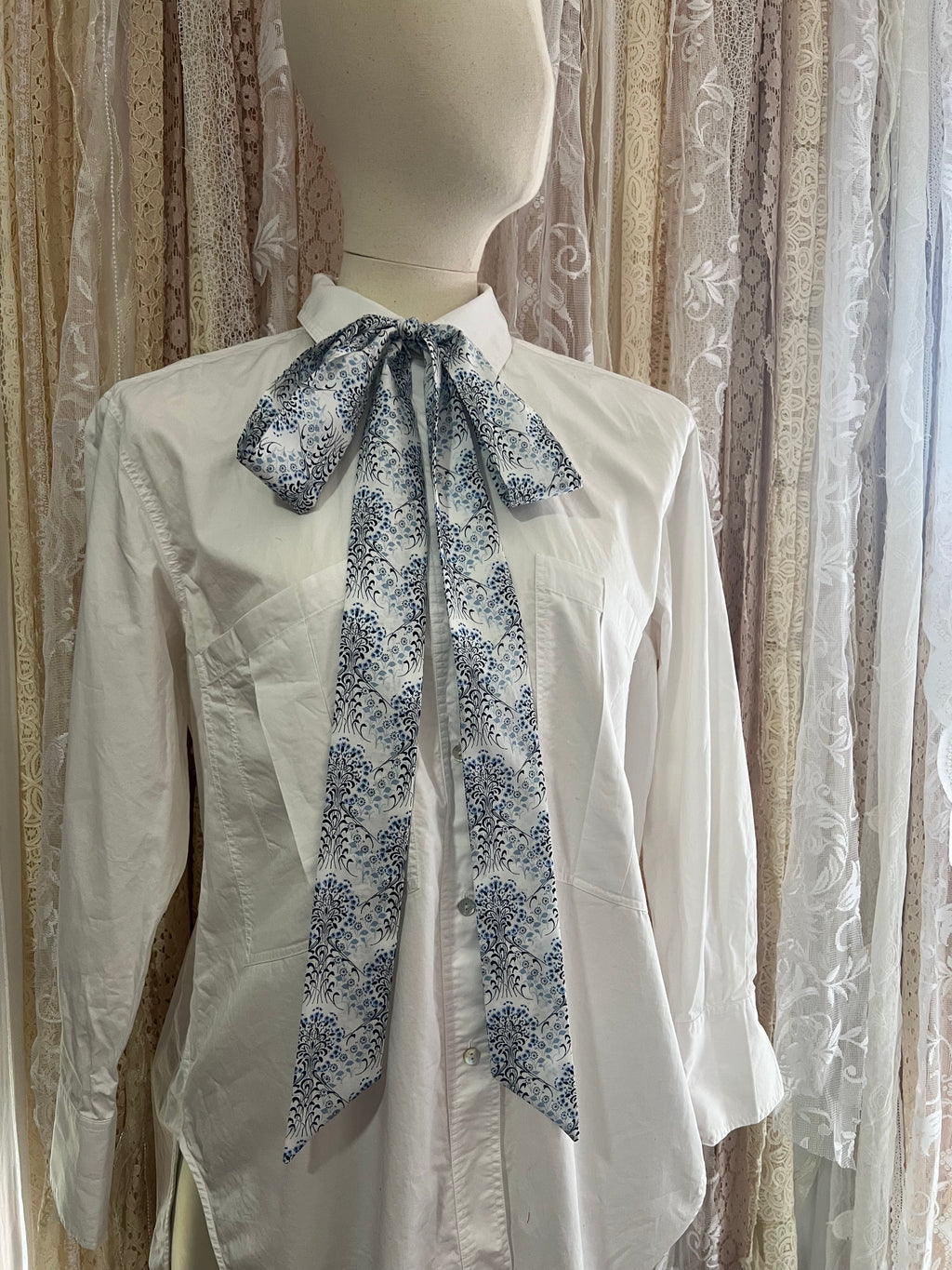 ‘Little Mari’ Blue and White Pussybow Tie Collar