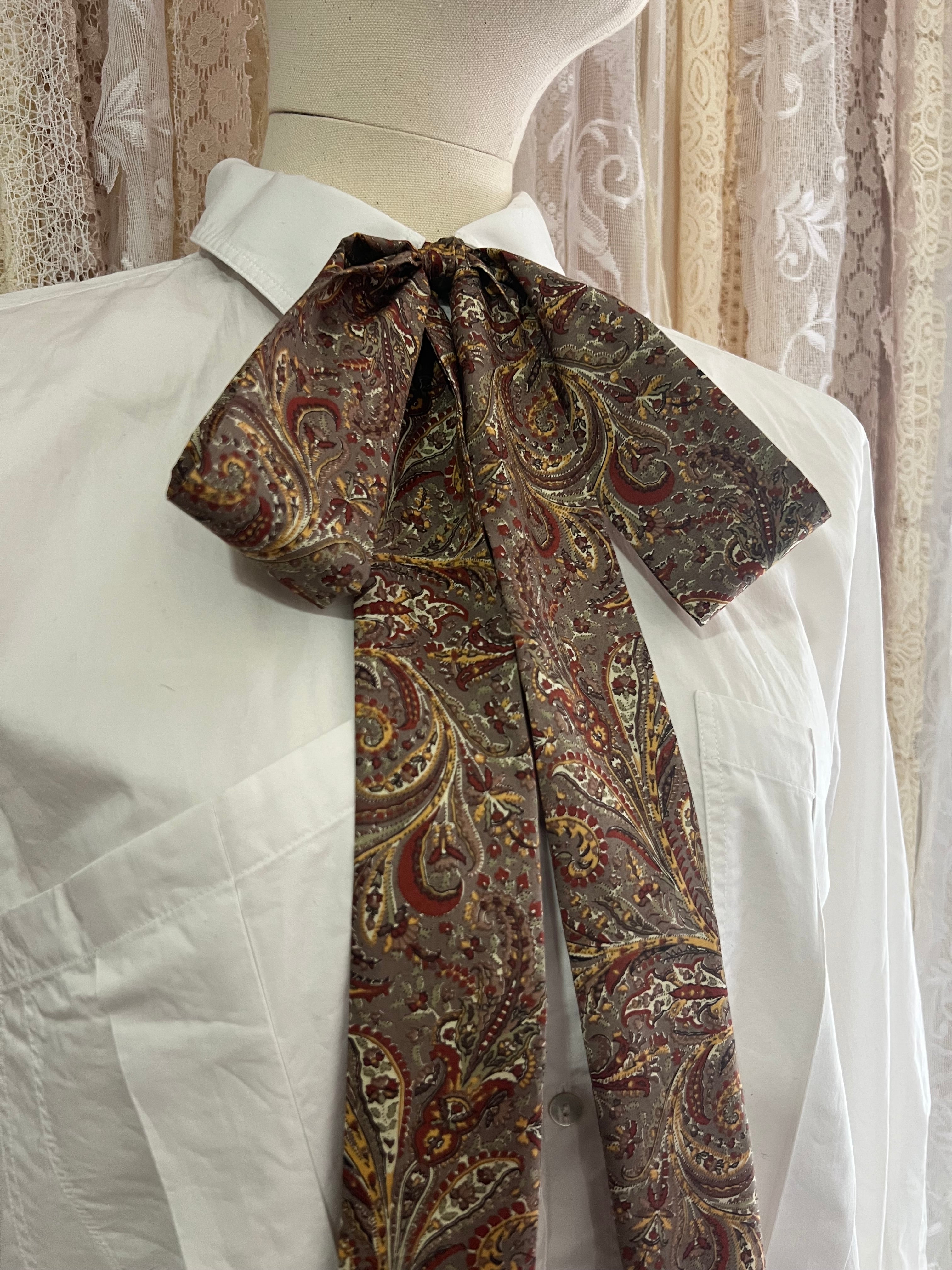 Vintage Paisley Lawn Cotton Pussybow Tie Collar