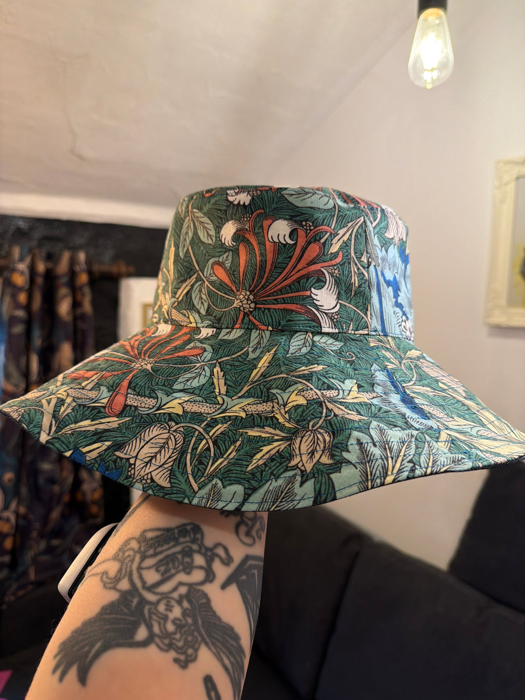 Wide brim hat 3