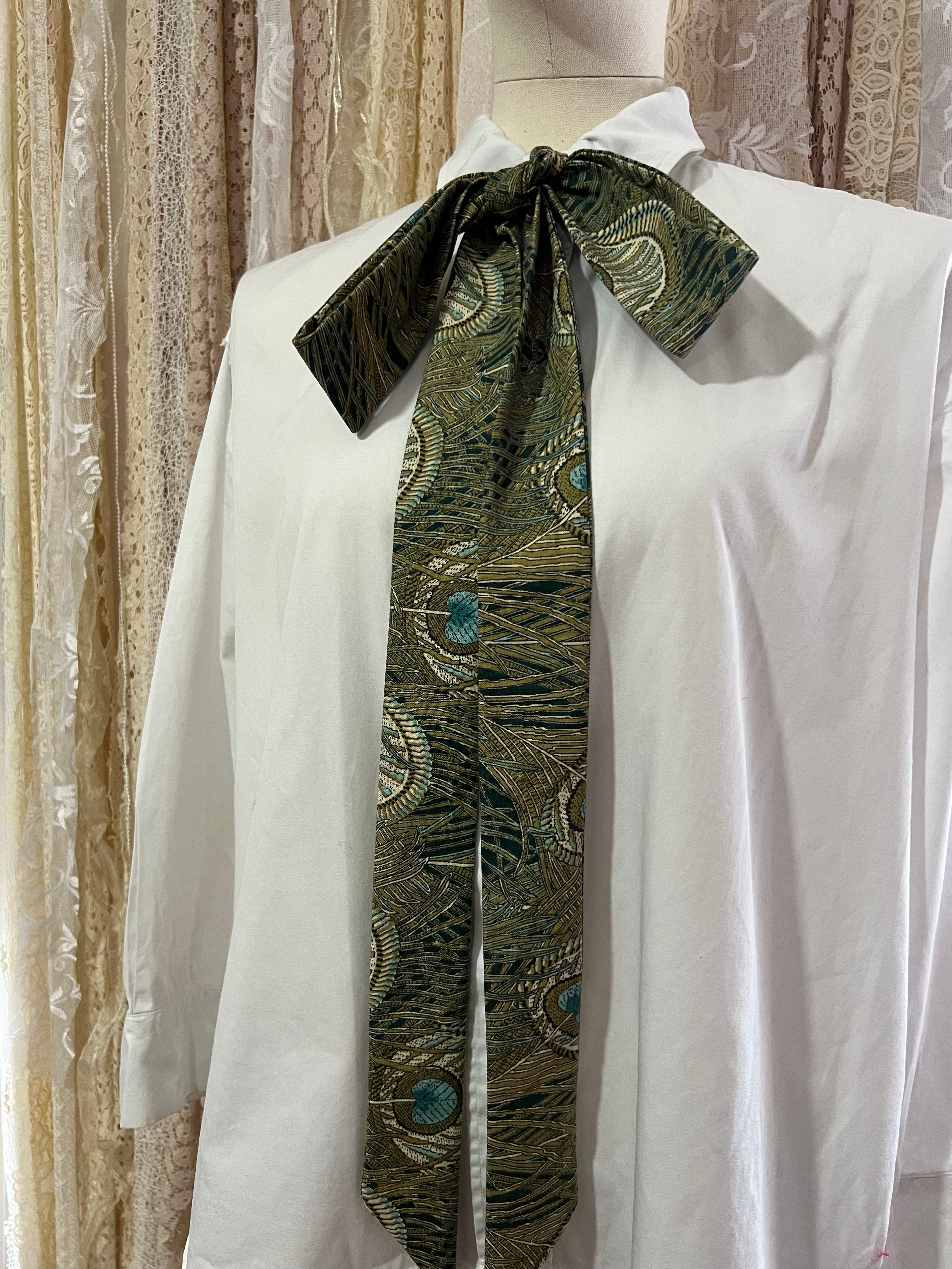 Proud as a Peacock Pussybow Tie Collar