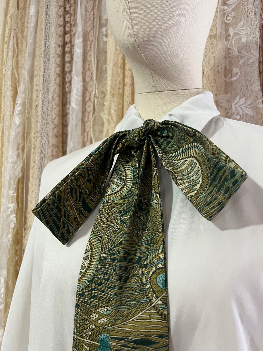 Proud as a Peacock Pussybow Tie Collar