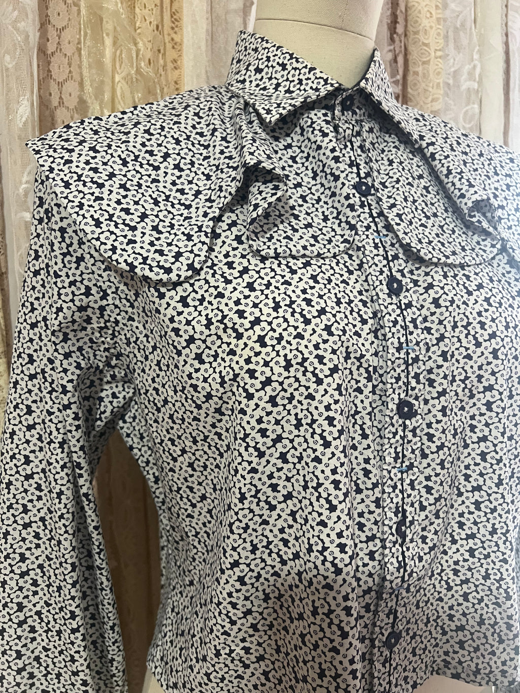 Reworked Wave Collar Cropped Blouse in Navy Doodle Floral - L