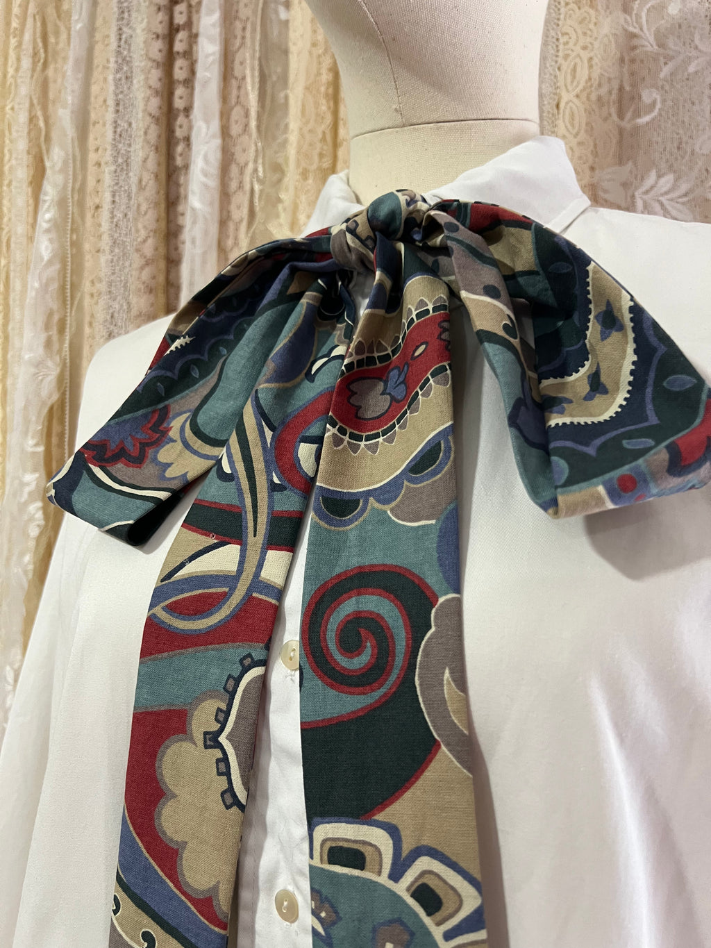 Vintage Paisley Pussybow Tie Collar